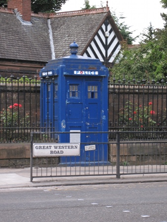 Dr Who im West End? Nein, nur eine alte Polizeibox am botanischen Garten...